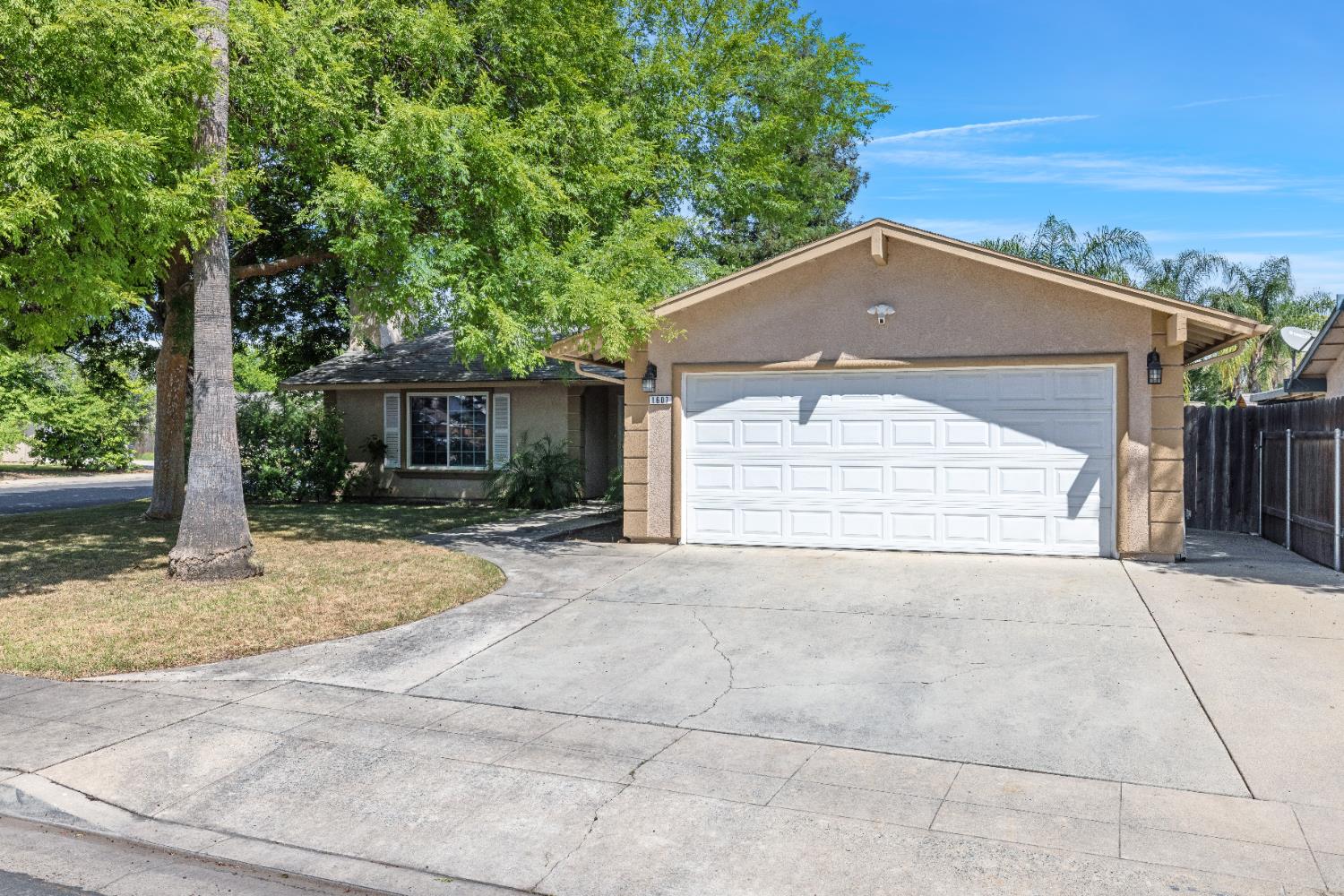 1607 Ashlan Ave, Clovis, CA 93611