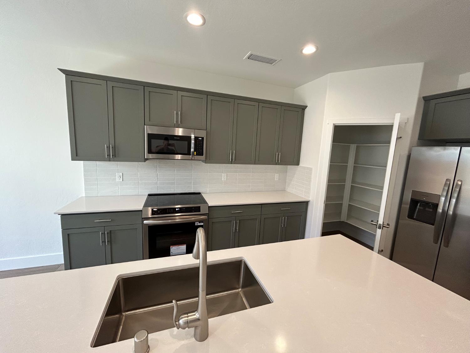 2873 E Corteza Dr, Fresno, CA 93730