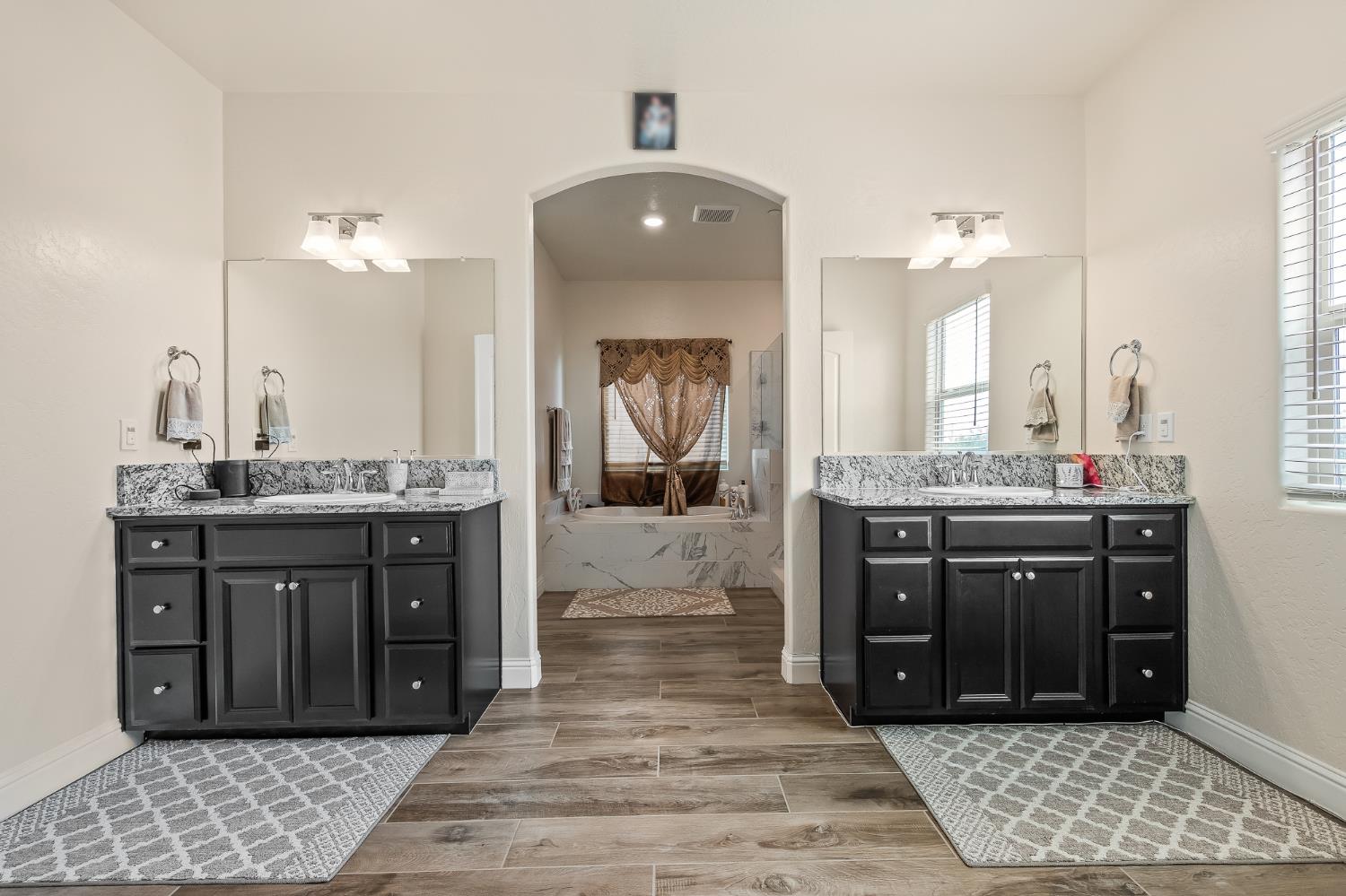 5355 W Hammond Ave, Fresno, CA 93722