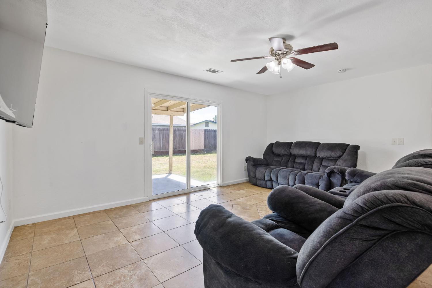 14291 Rosemary Cir, Armona, CA 93202