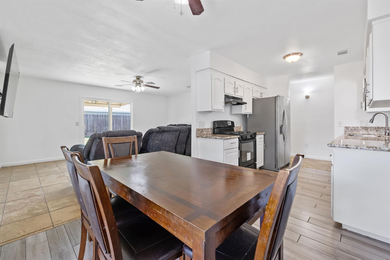 14291 Rosemary Cir, Armona, CA 93202