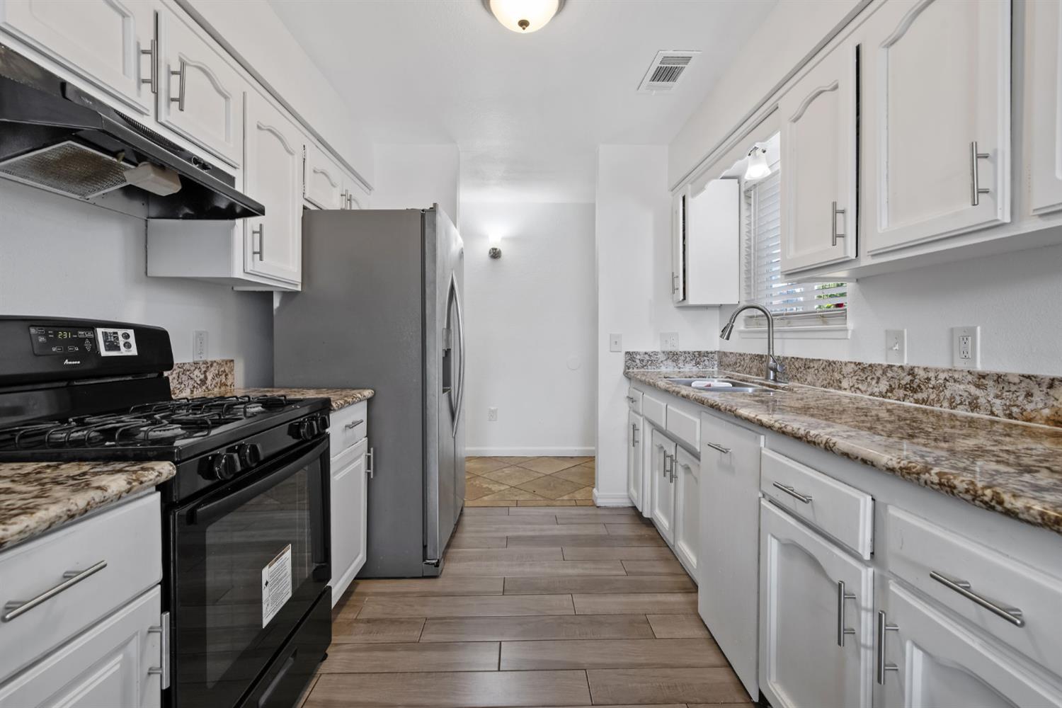 14291 Rosemary Cir, Armona, CA 93202