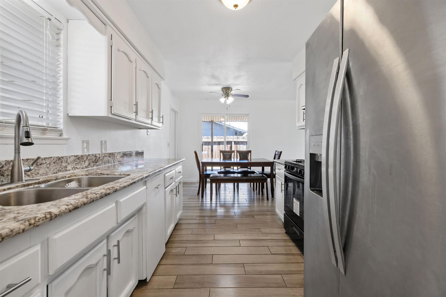 14291 Rosemary Cir, Armona, CA 93202