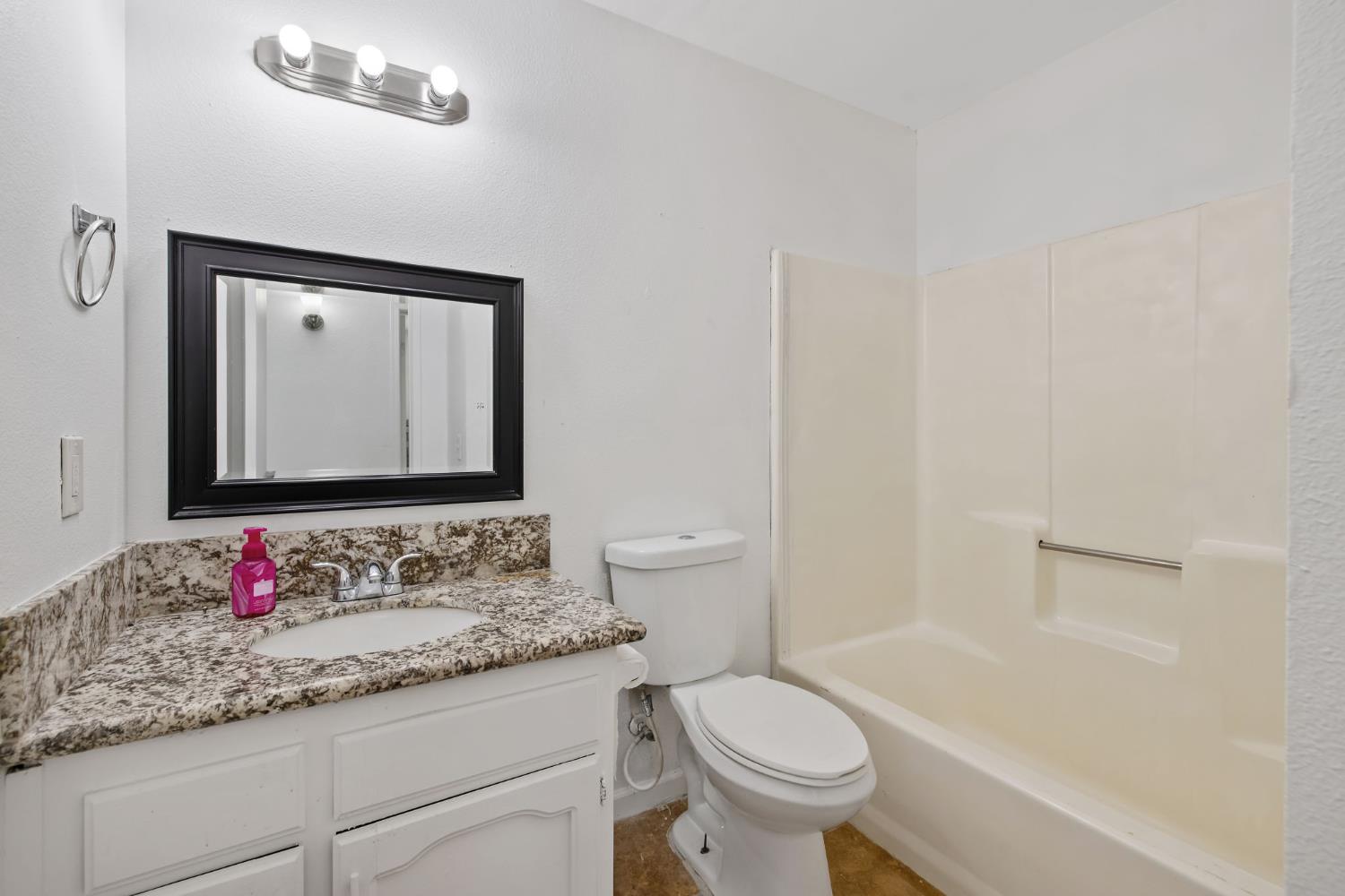 14291 Rosemary Cir, Armona, CA 93202