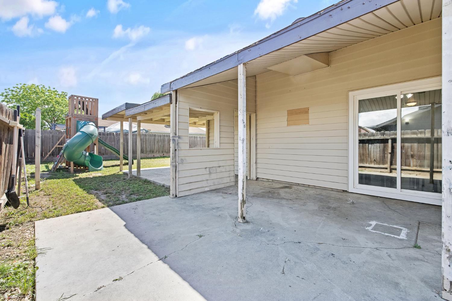 14291 Rosemary Cir, Armona, CA 93202