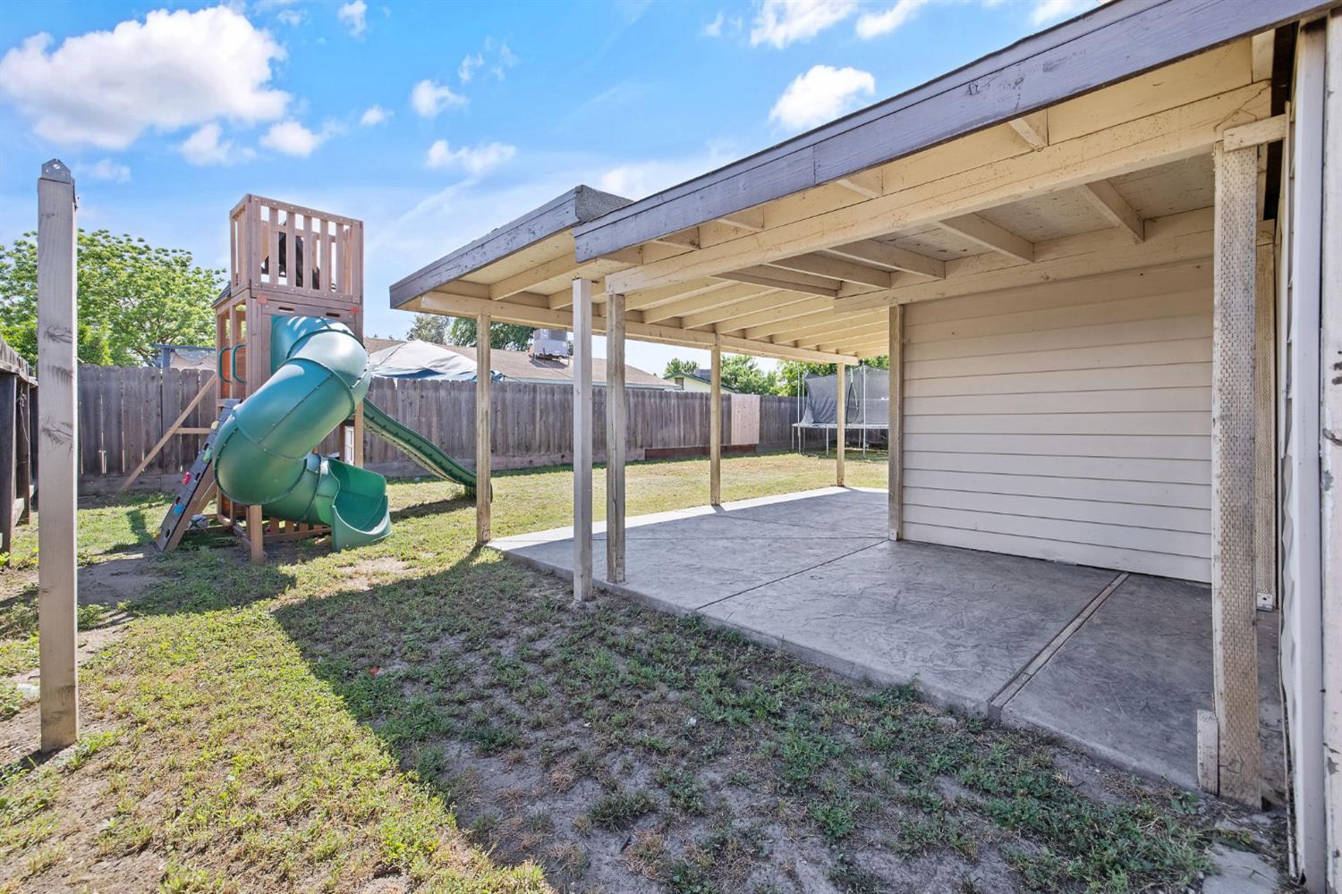 14291 Rosemary Cir, Armona, CA 93202