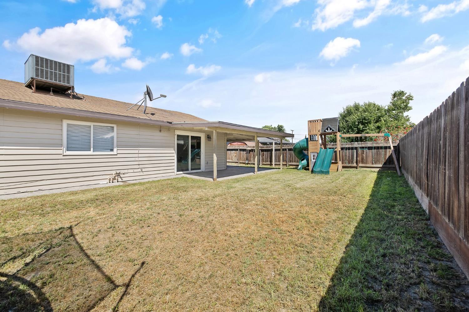 14291 Rosemary Cir, Armona, CA 93202