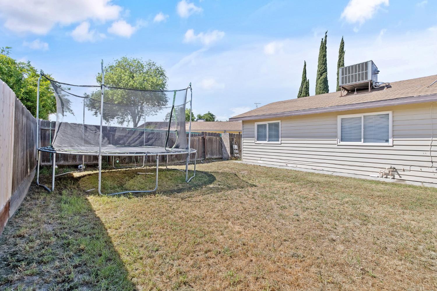 14291 Rosemary Cir, Armona, CA 93202