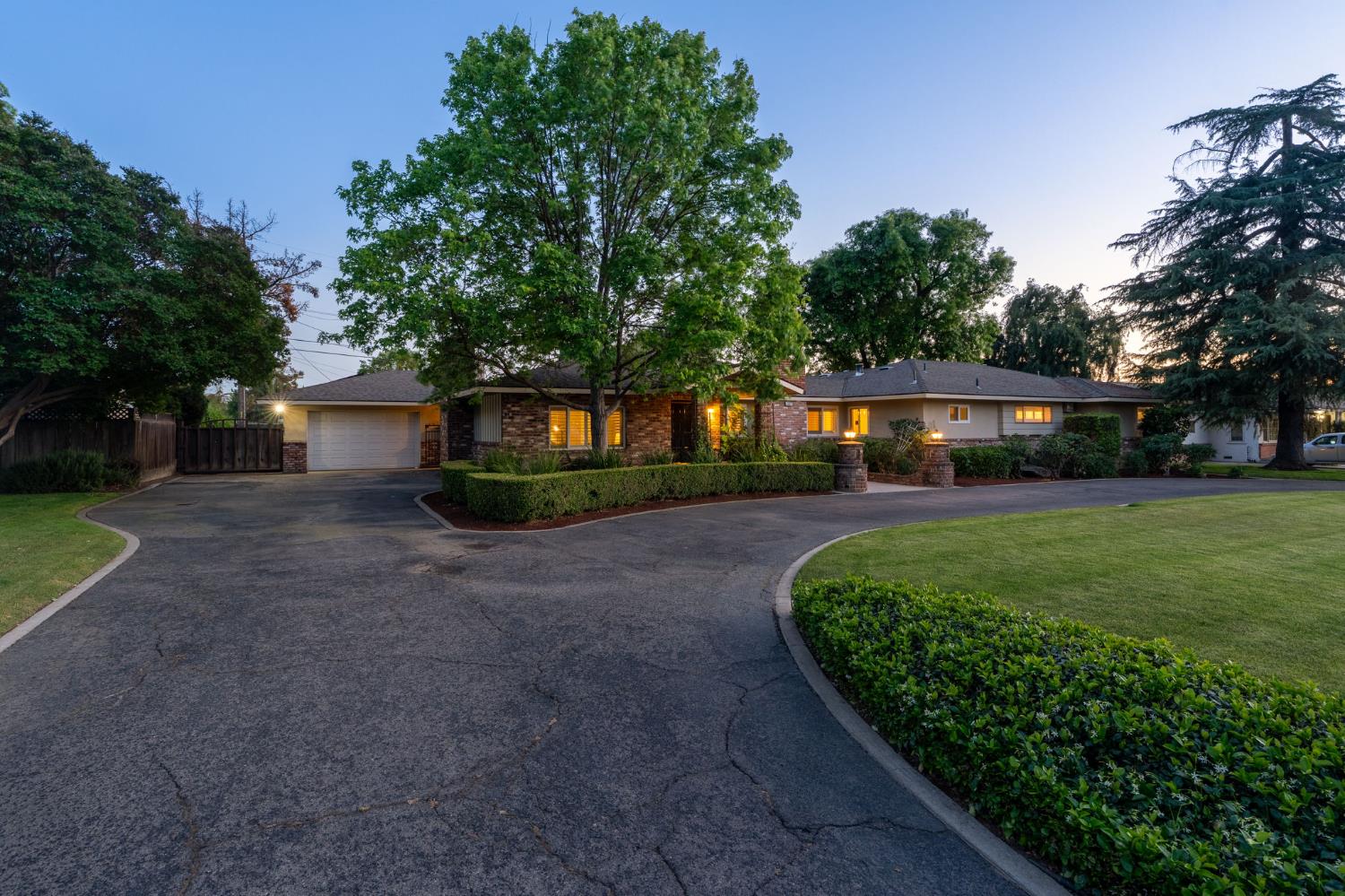 1027 W Rialto Ave, Fresno, CA 93705