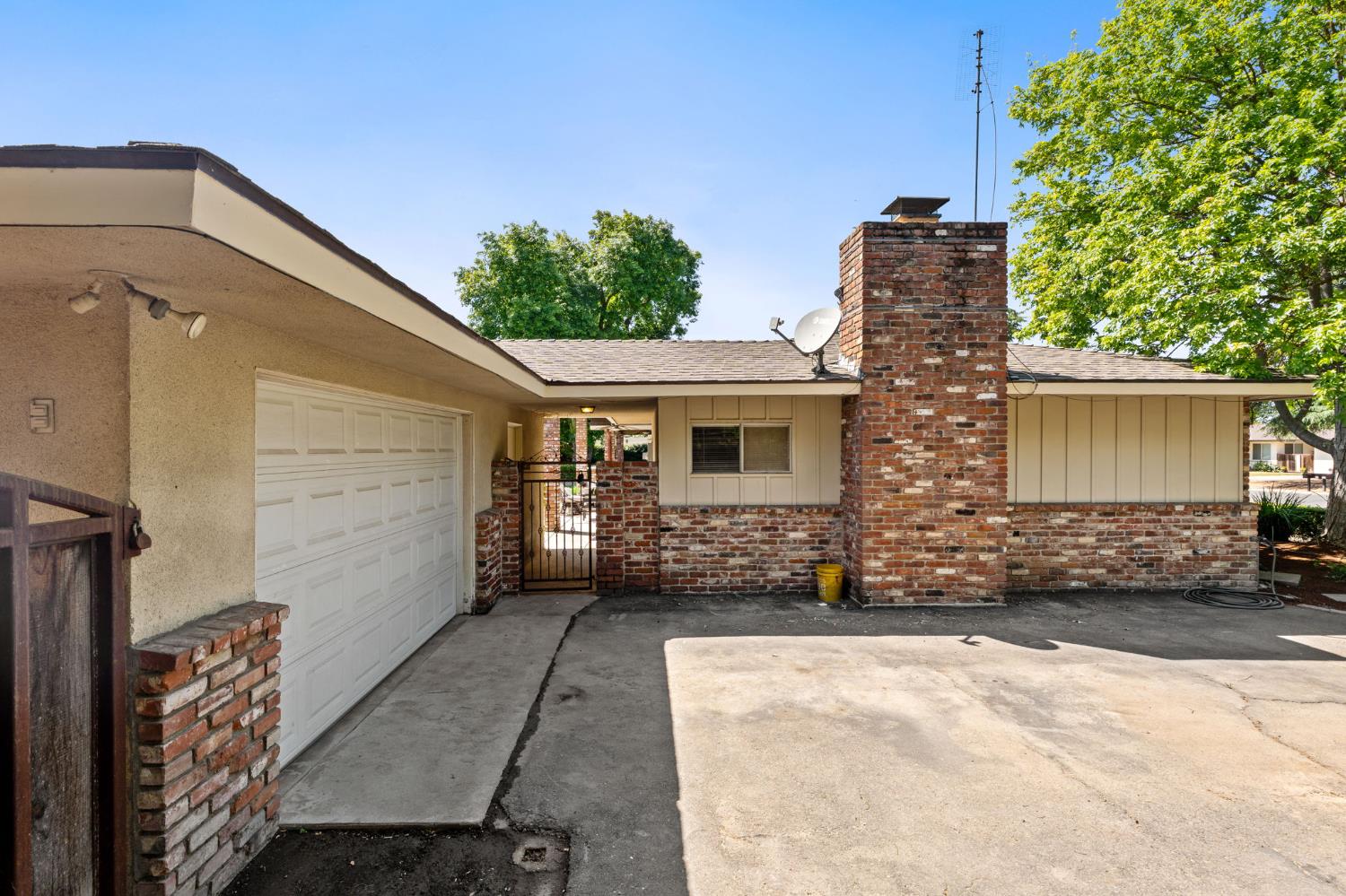 1027 W Rialto Ave, Fresno, CA 93705