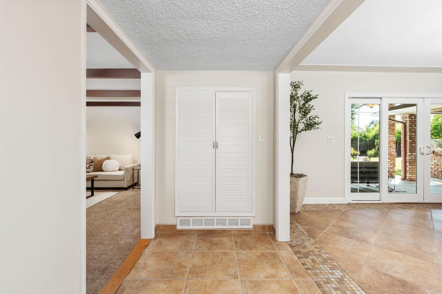 1027 W Rialto Ave, Fresno, CA 93705