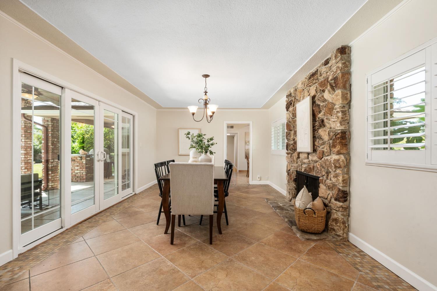 1027 W Rialto Ave, Fresno, CA 93705