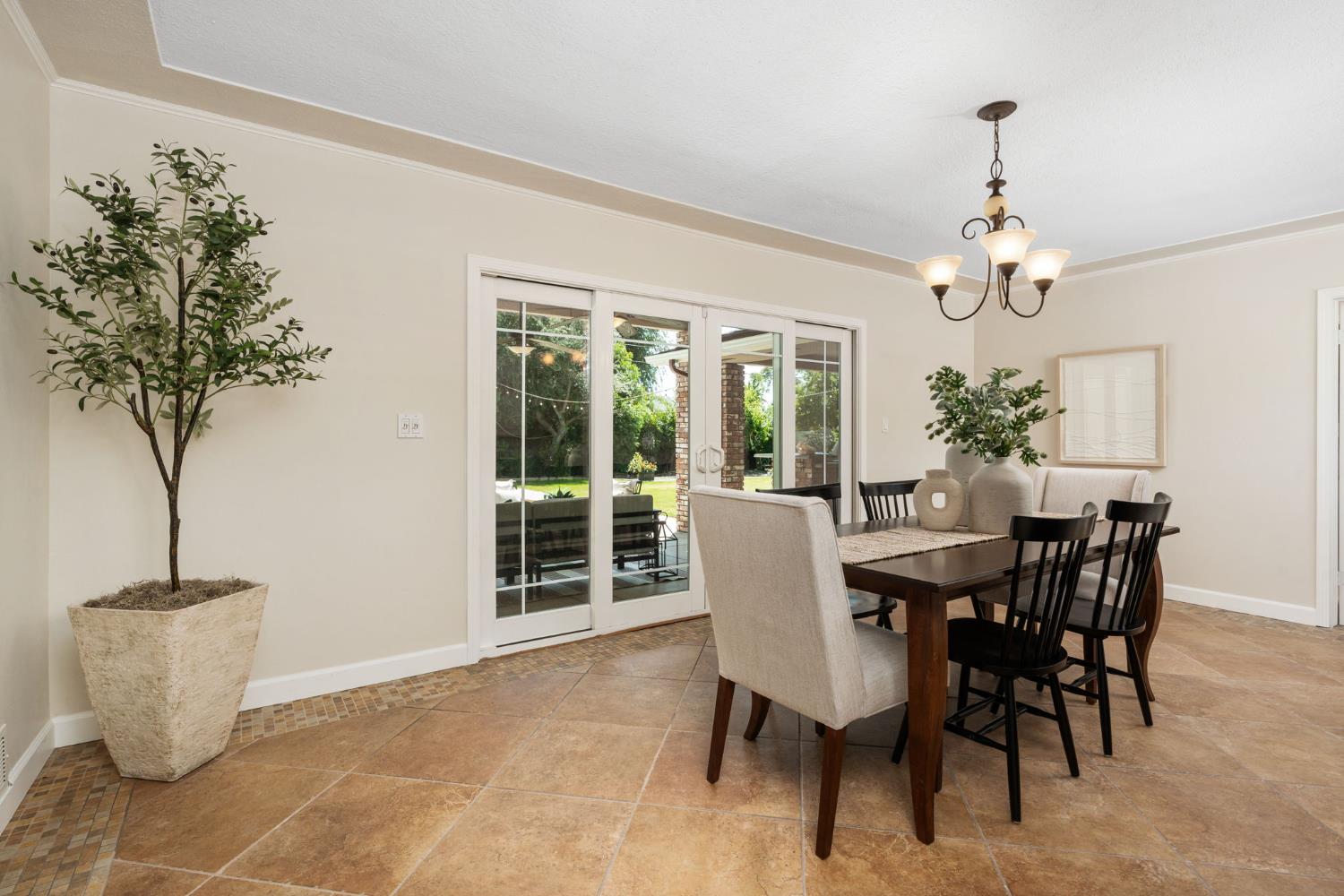 1027 W Rialto Ave, Fresno, CA 93705