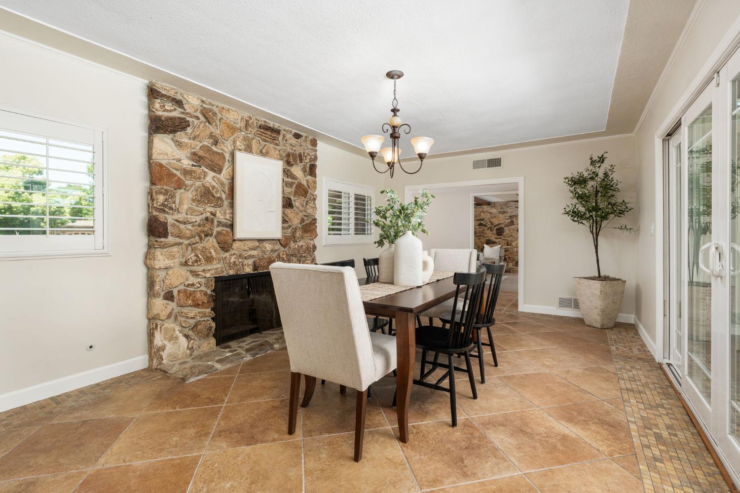 1027 W Rialto Ave, Fresno, CA 93705