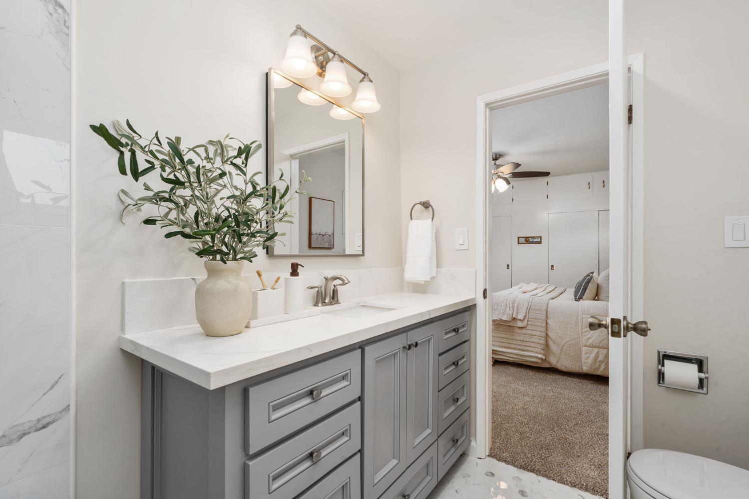 1027 W Rialto Ave, Fresno, CA 93705