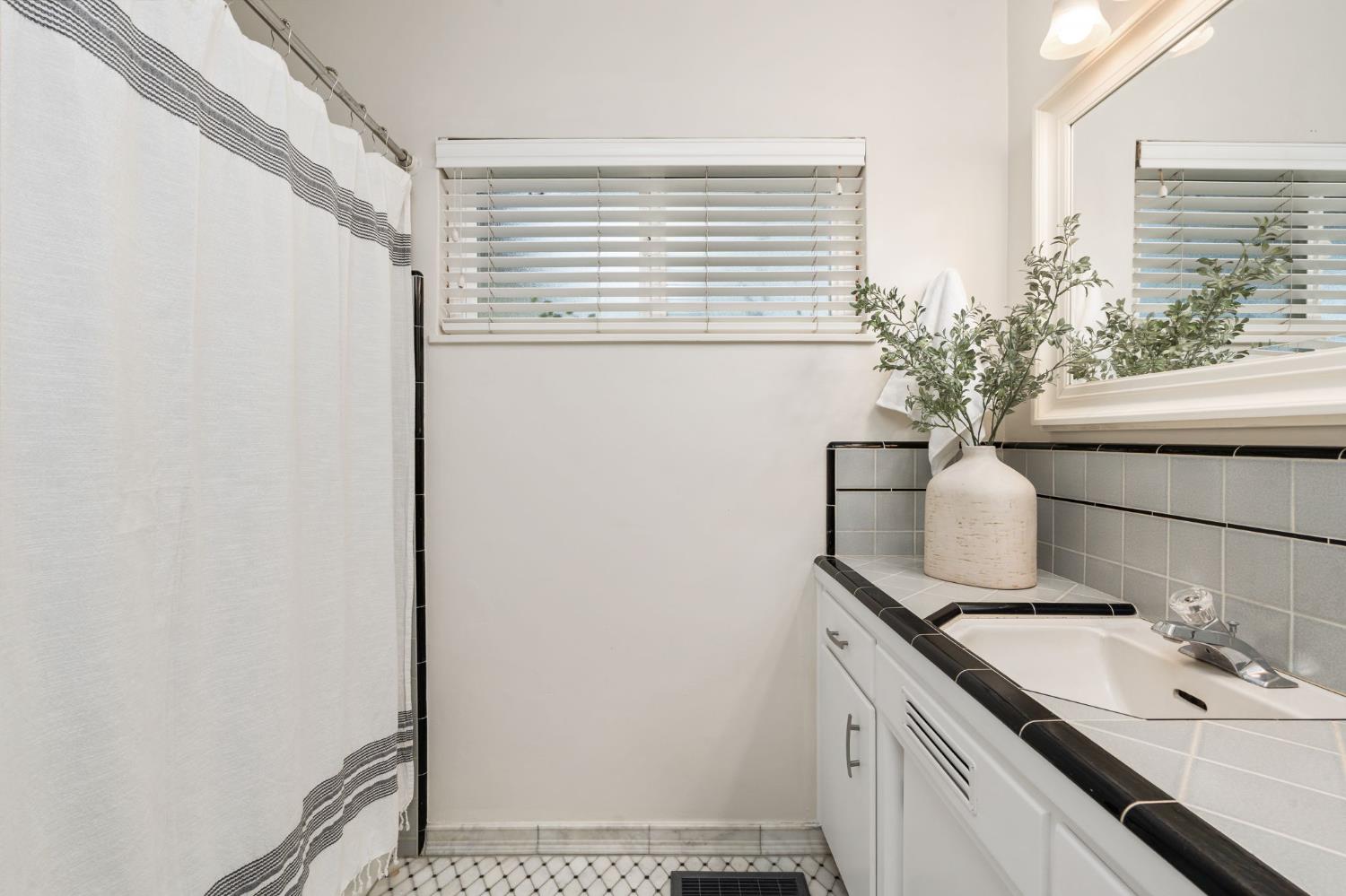 1027 W Rialto Ave, Fresno, CA 93705