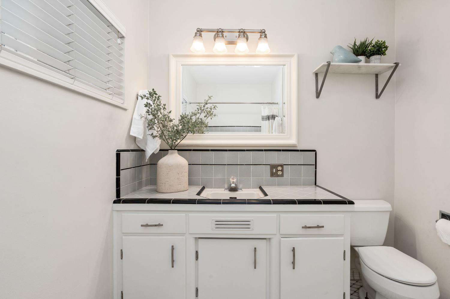 1027 W Rialto Ave, Fresno, CA 93705