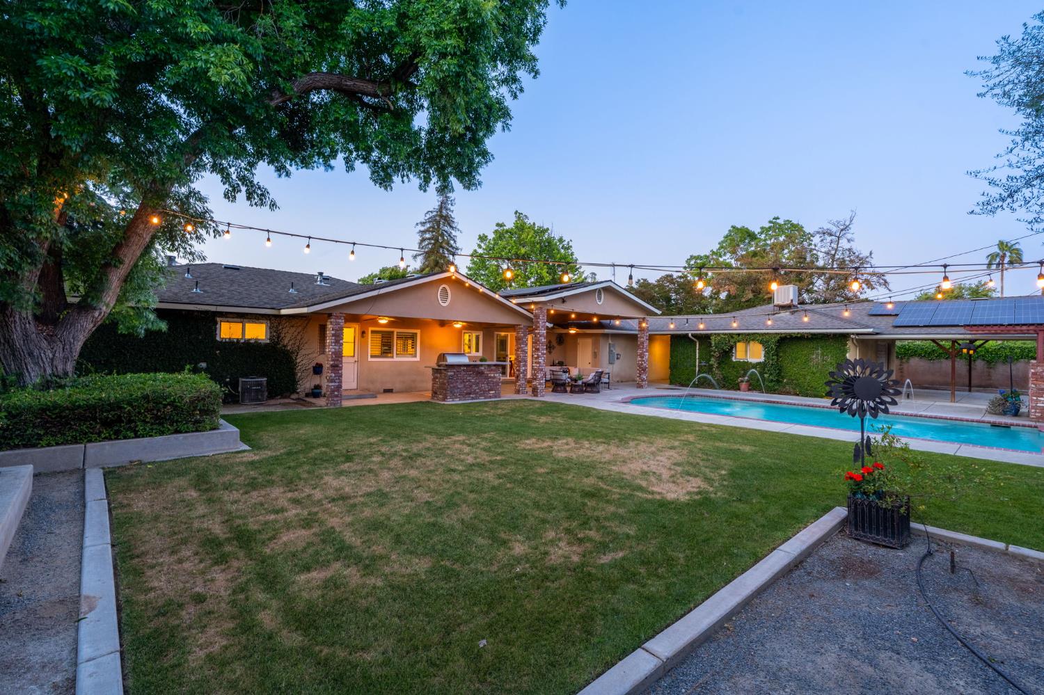 1027 W Rialto Ave, Fresno, CA 93705