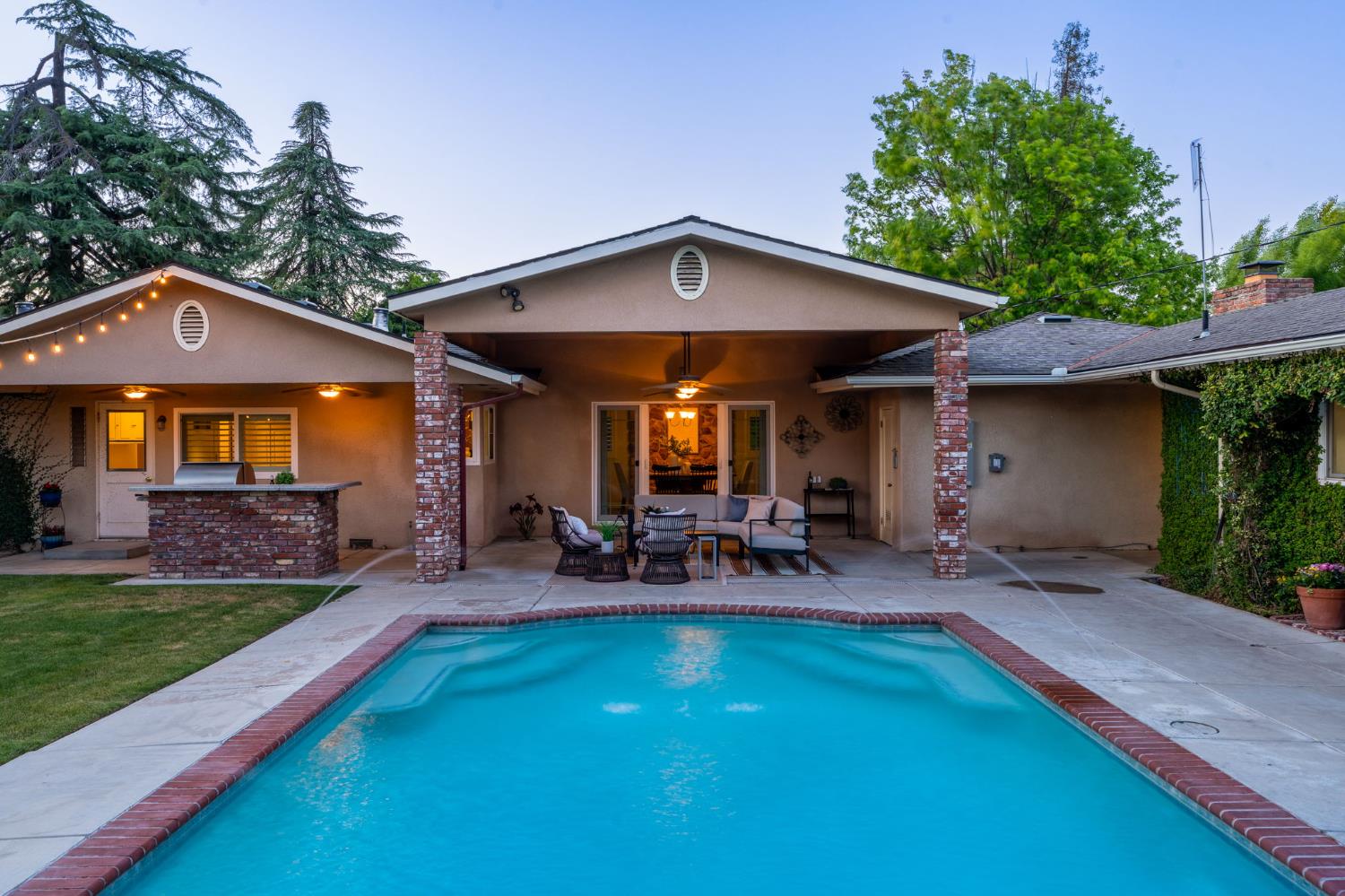 1027 W Rialto Ave, Fresno, CA 93705