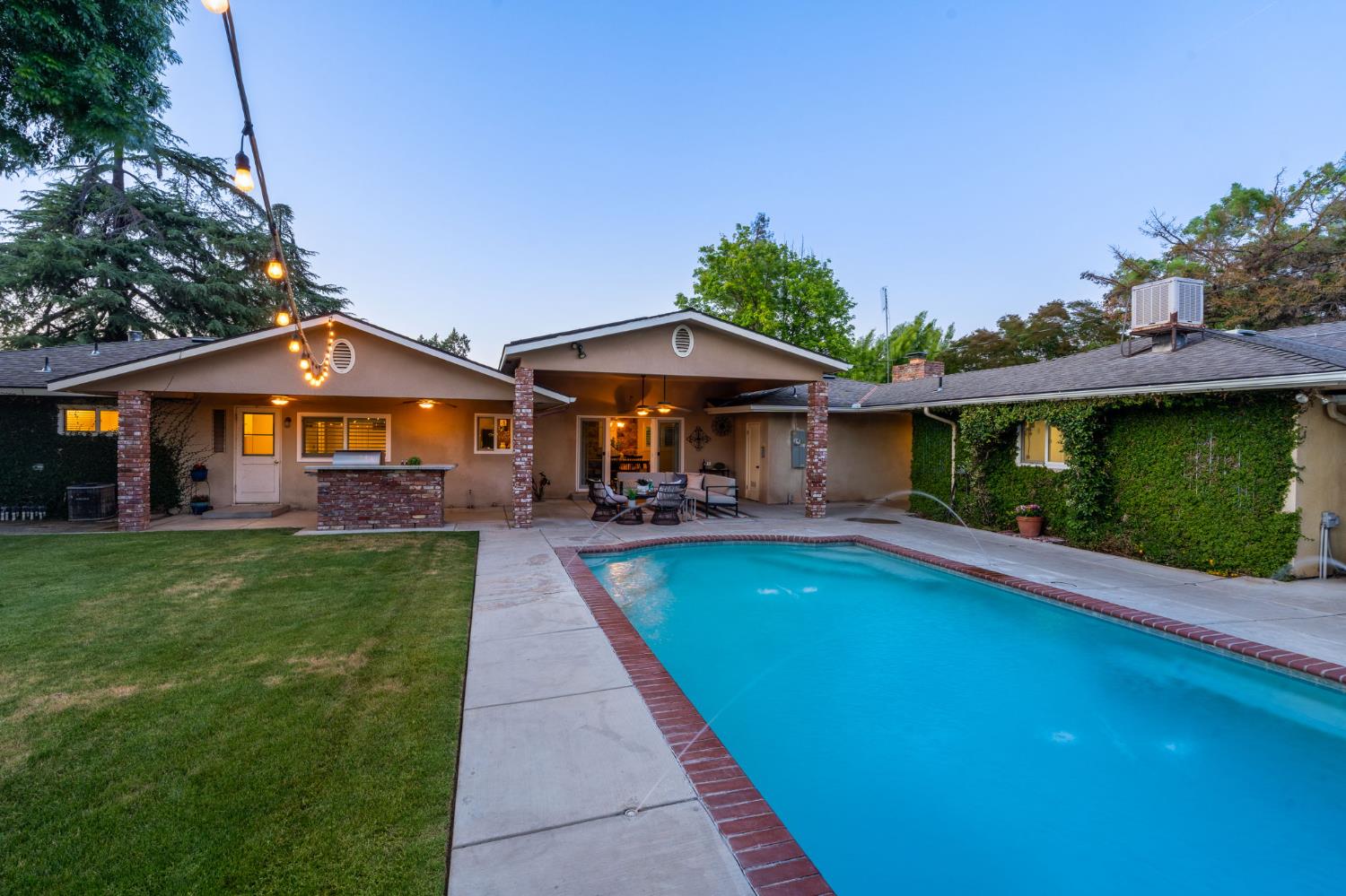 1027 W Rialto Ave, Fresno, CA 93705