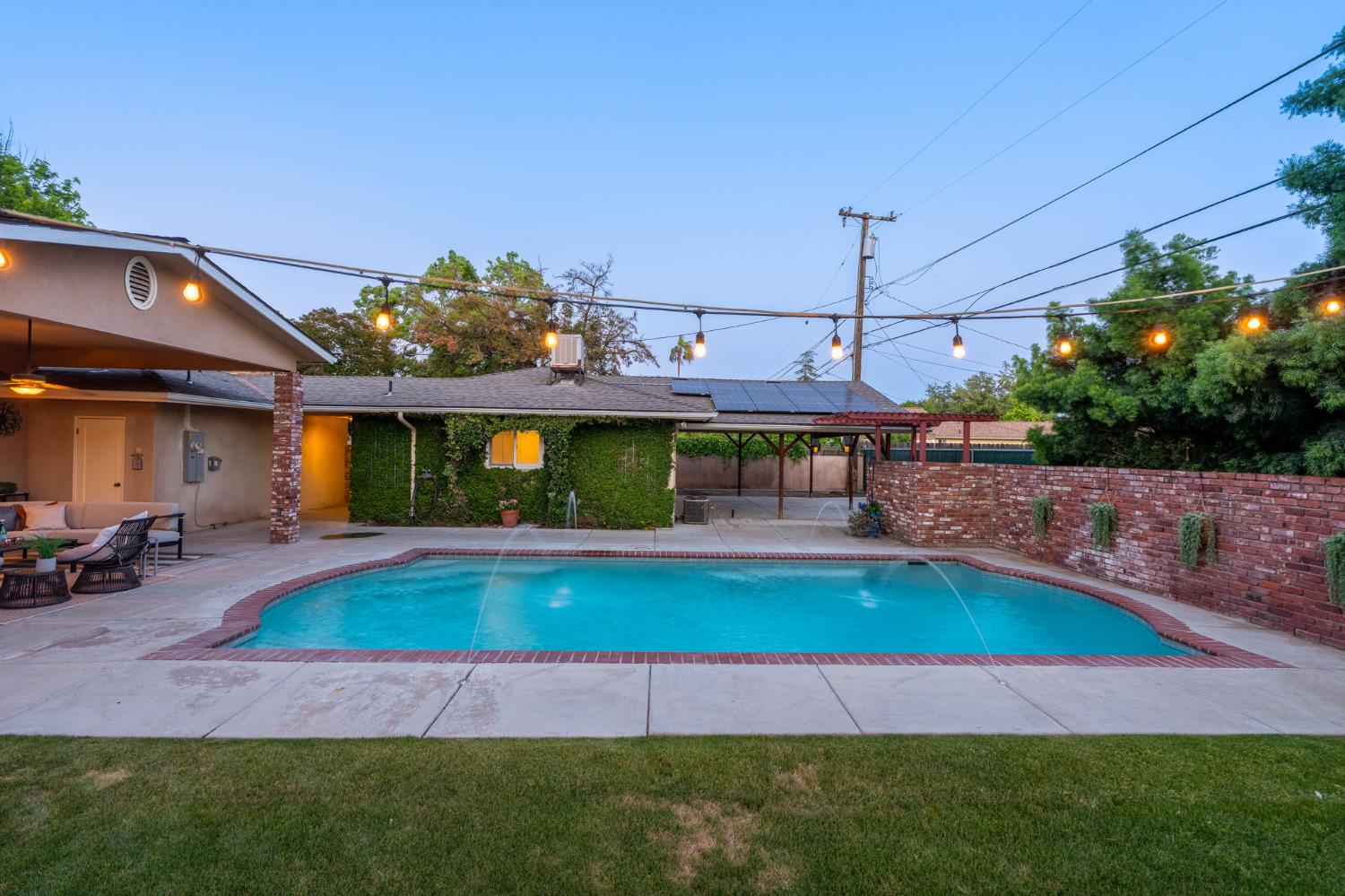 1027 W Rialto Ave, Fresno, CA 93705