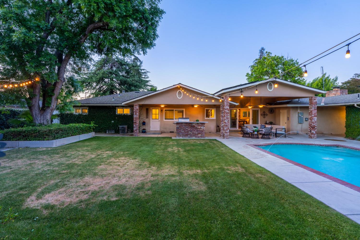 1027 W Rialto Ave, Fresno, CA 93705