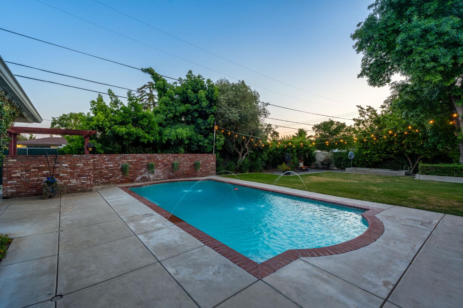 1027 W Rialto Ave, Fresno, CA 93705