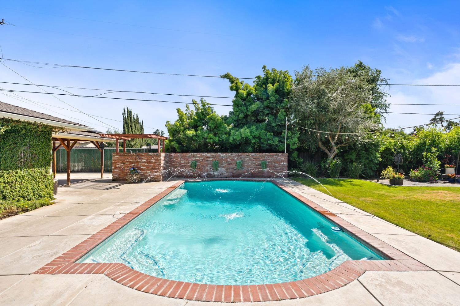 1027 W Rialto Ave, Fresno, CA 93705