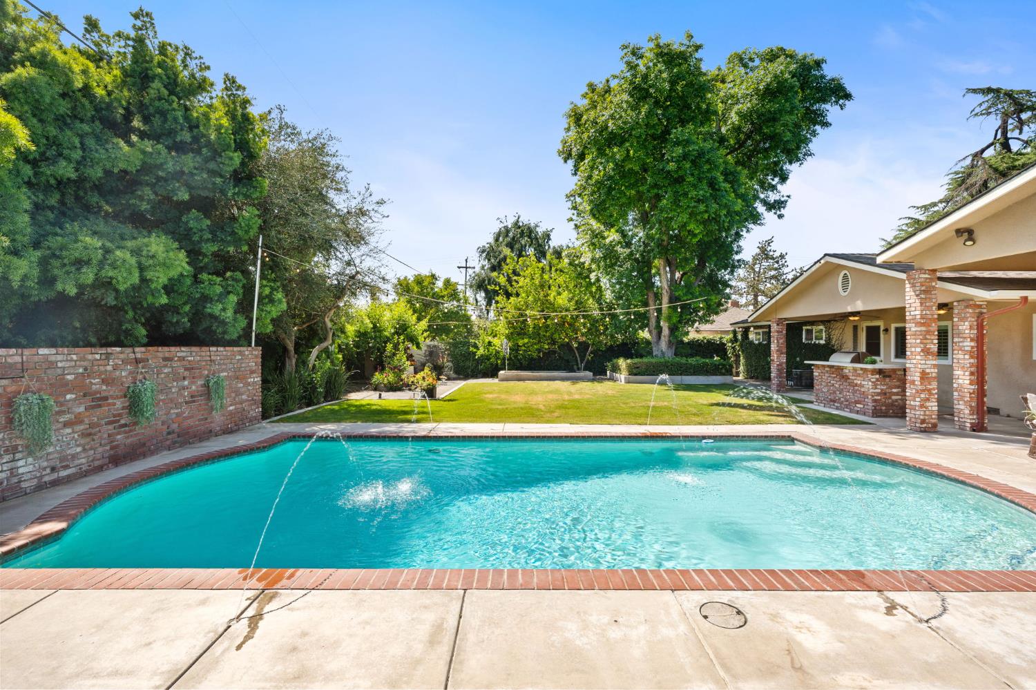 1027 W Rialto Ave, Fresno, CA 93705