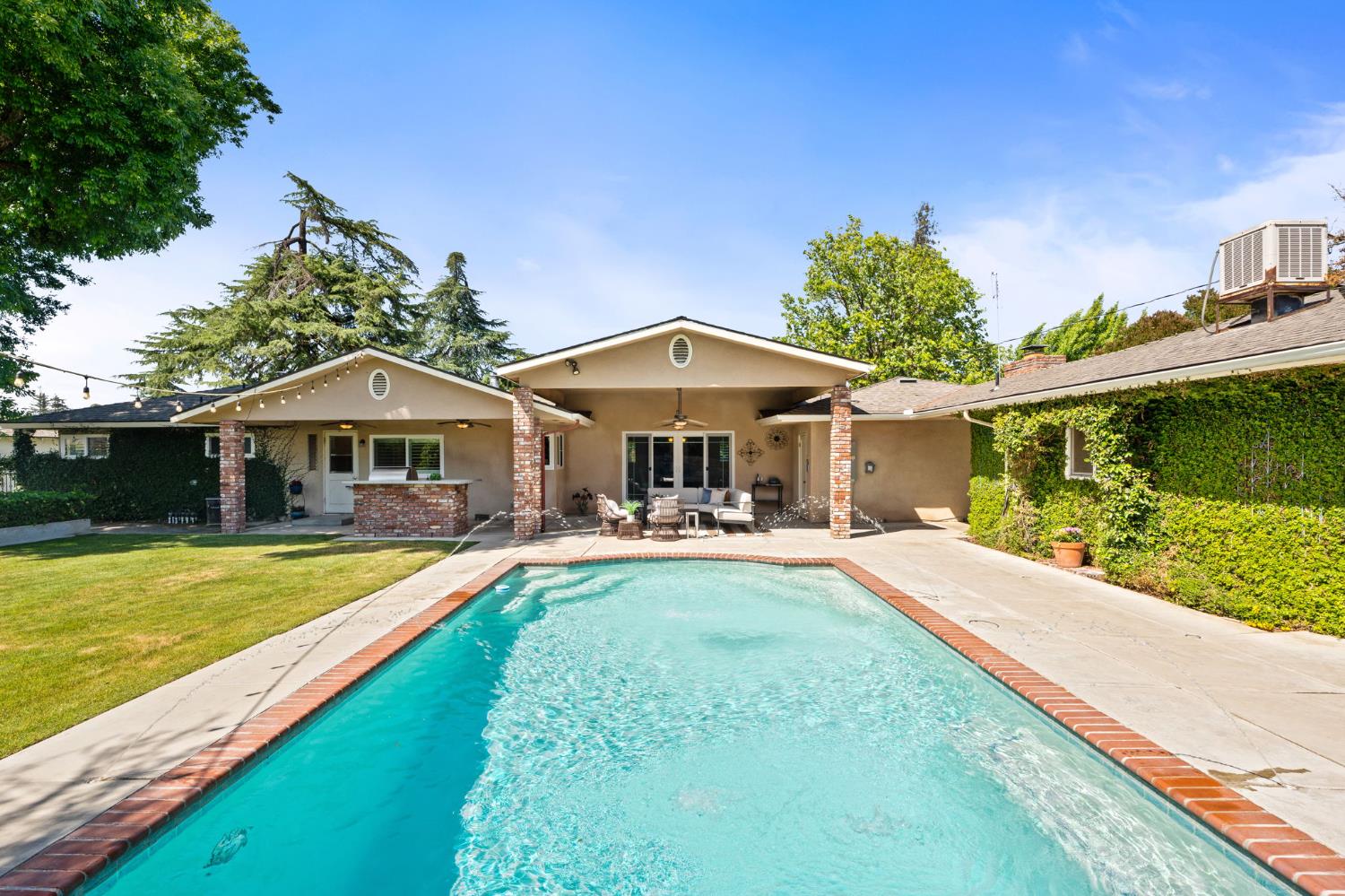 1027 W Rialto Ave, Fresno, CA 93705