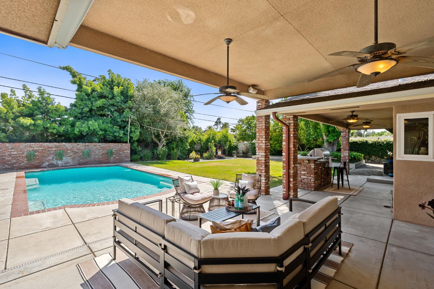 1027 W Rialto Ave, Fresno, CA 93705