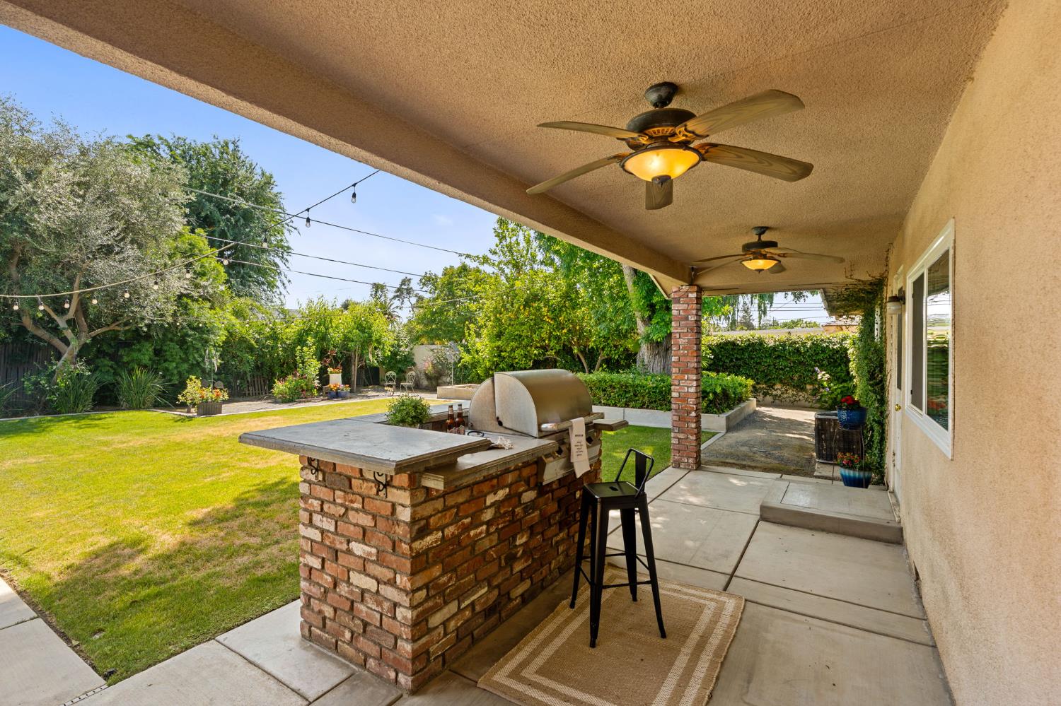 1027 W Rialto Ave, Fresno, CA 93705