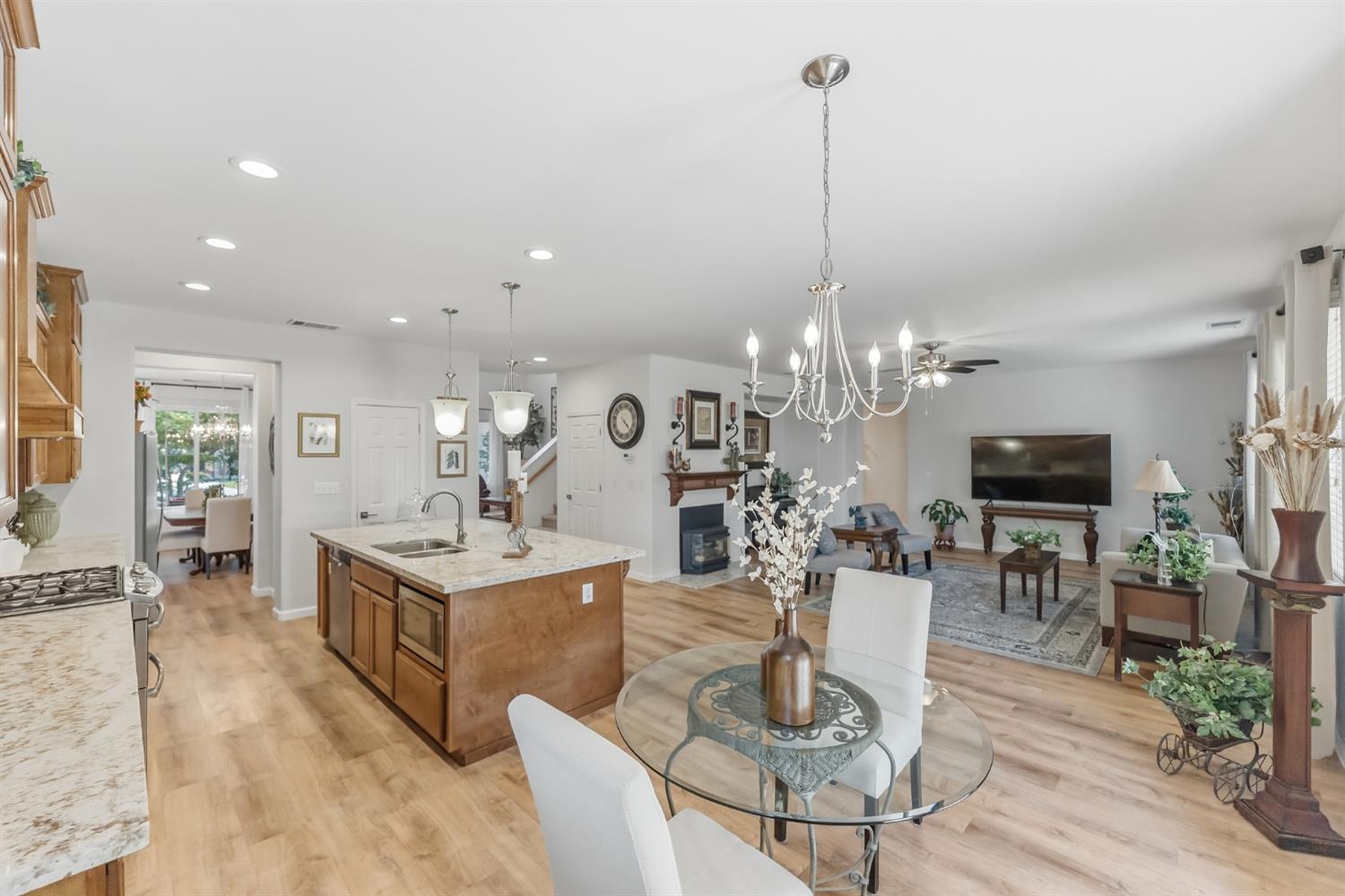 3046 Indianapolis Ave, Clovis, CA 93619