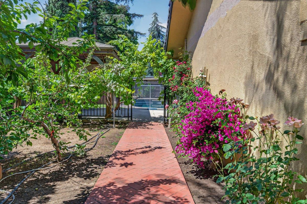 3291 E Los Altos Ave, Fresno, CA 93710