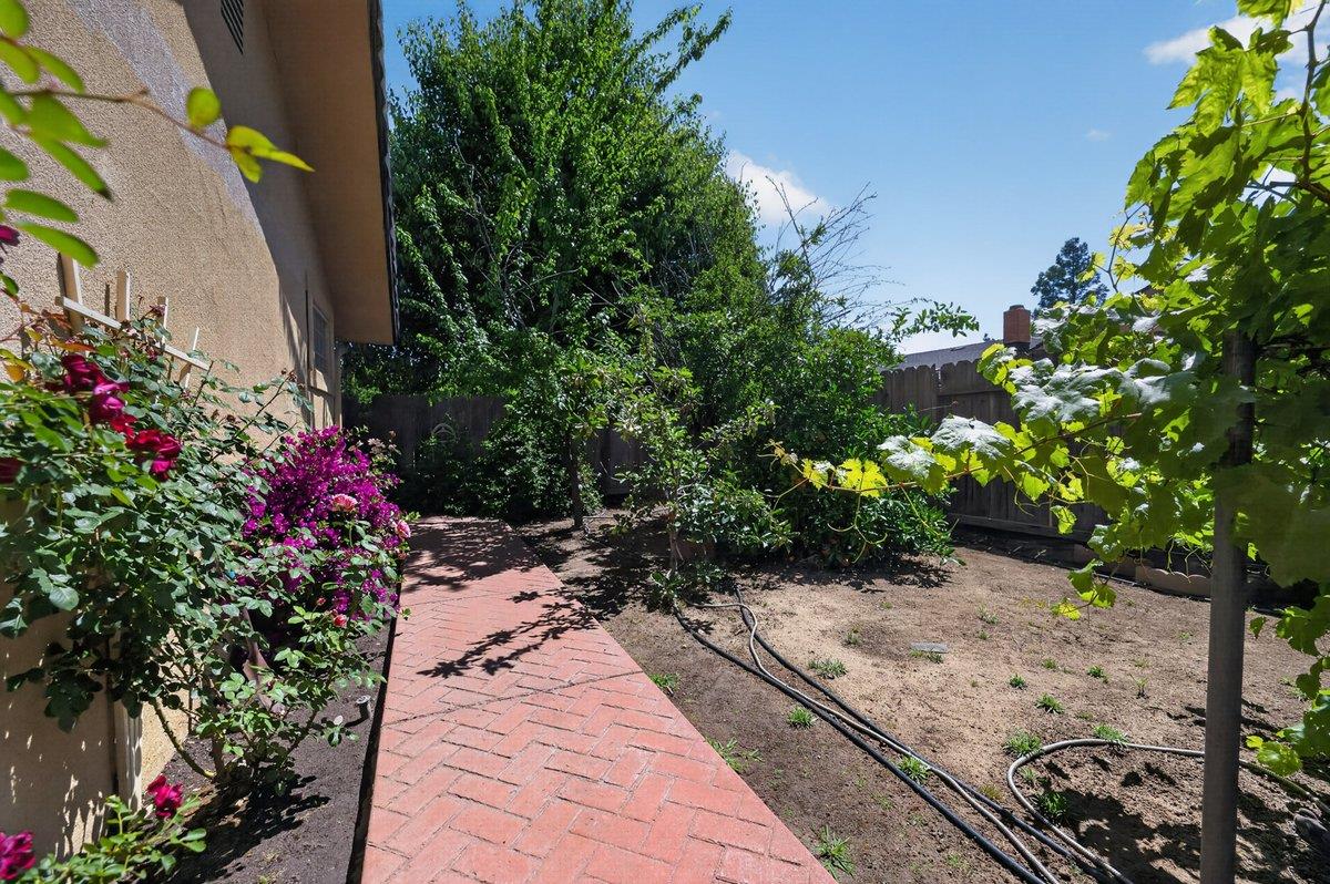 3291 E Los Altos Ave, Fresno, CA 93710