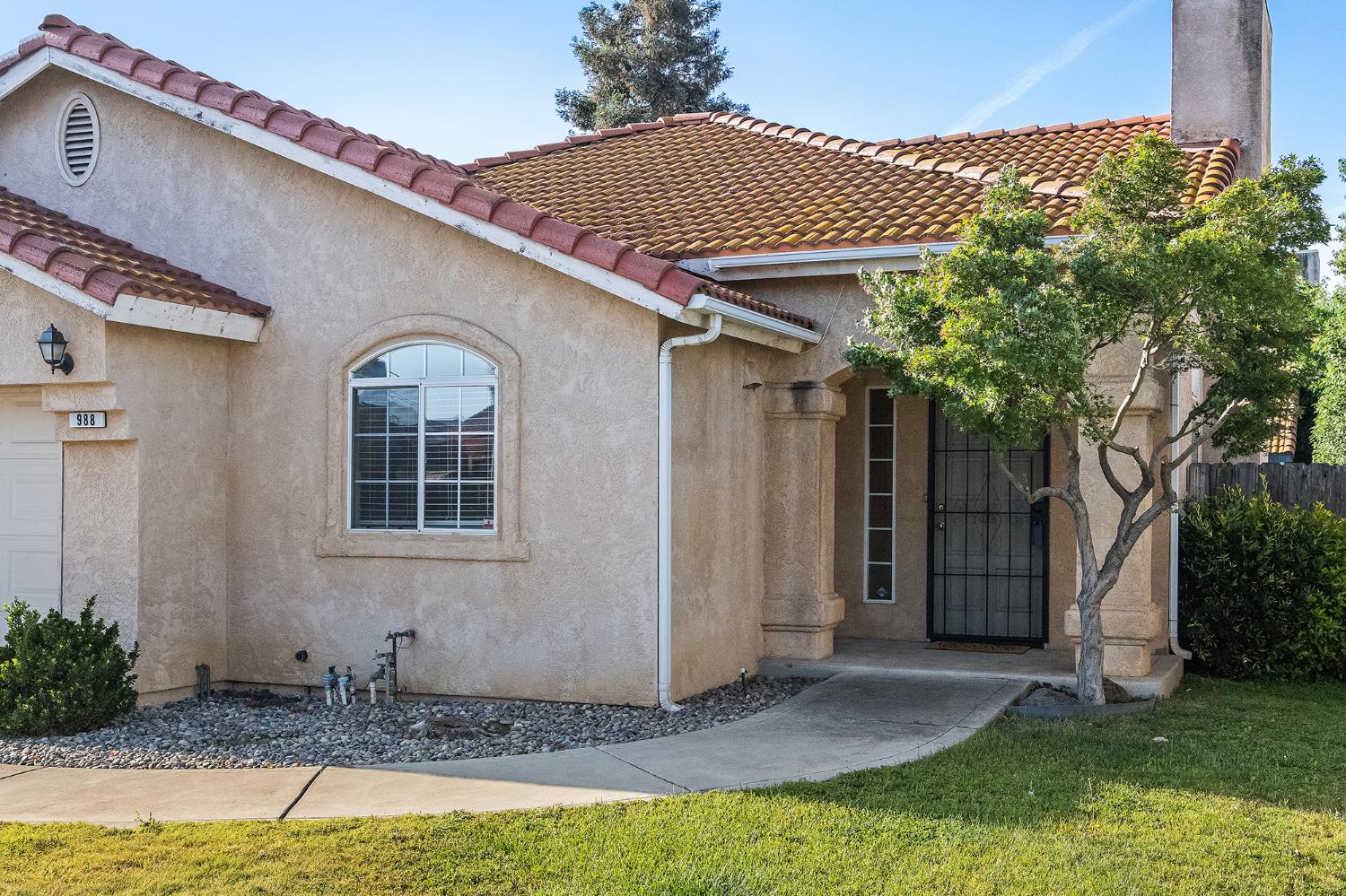 988 Ramona Ave, Clovis, CA 93612