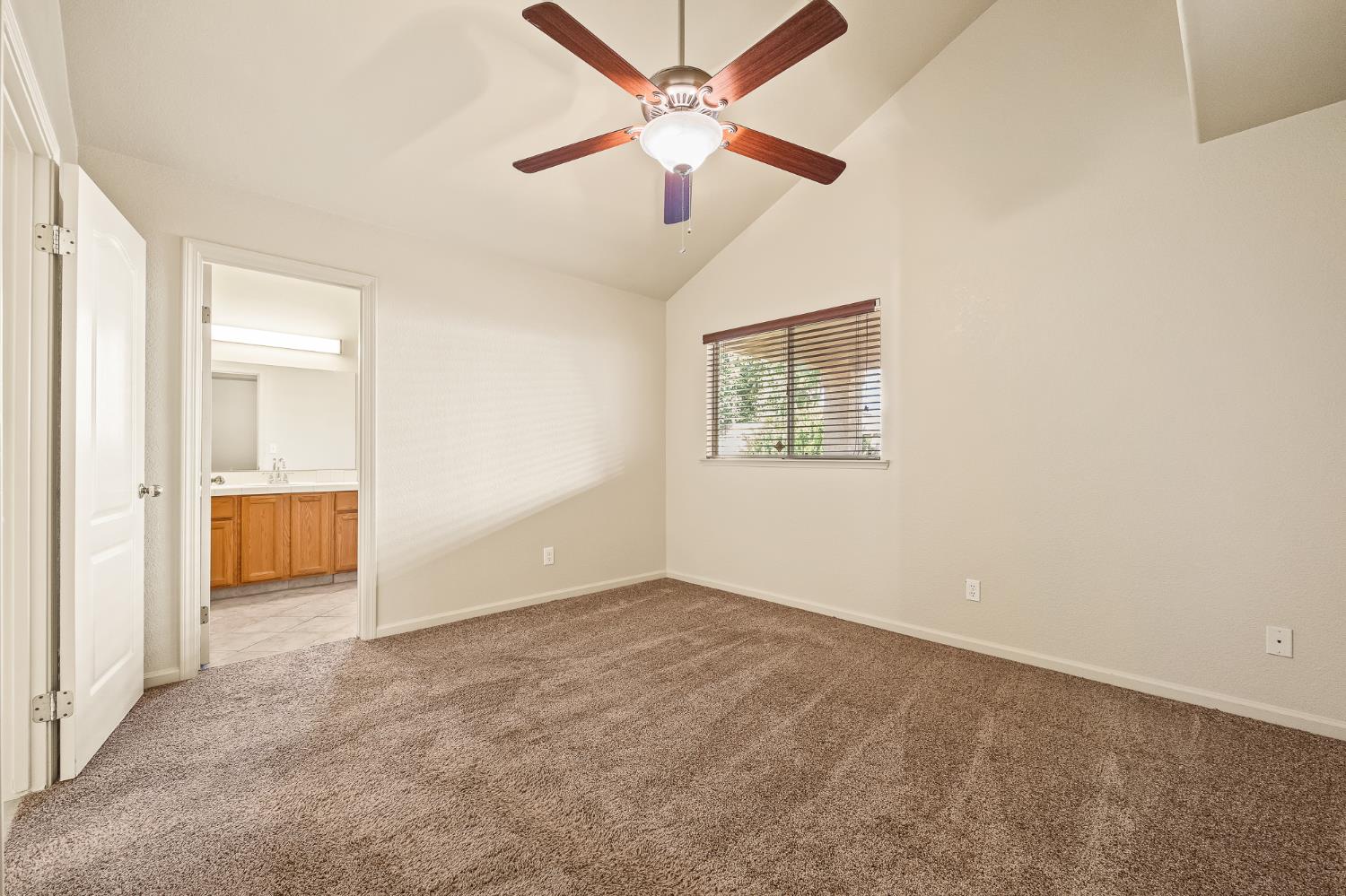 988 Ramona Ave, Clovis, CA 93612