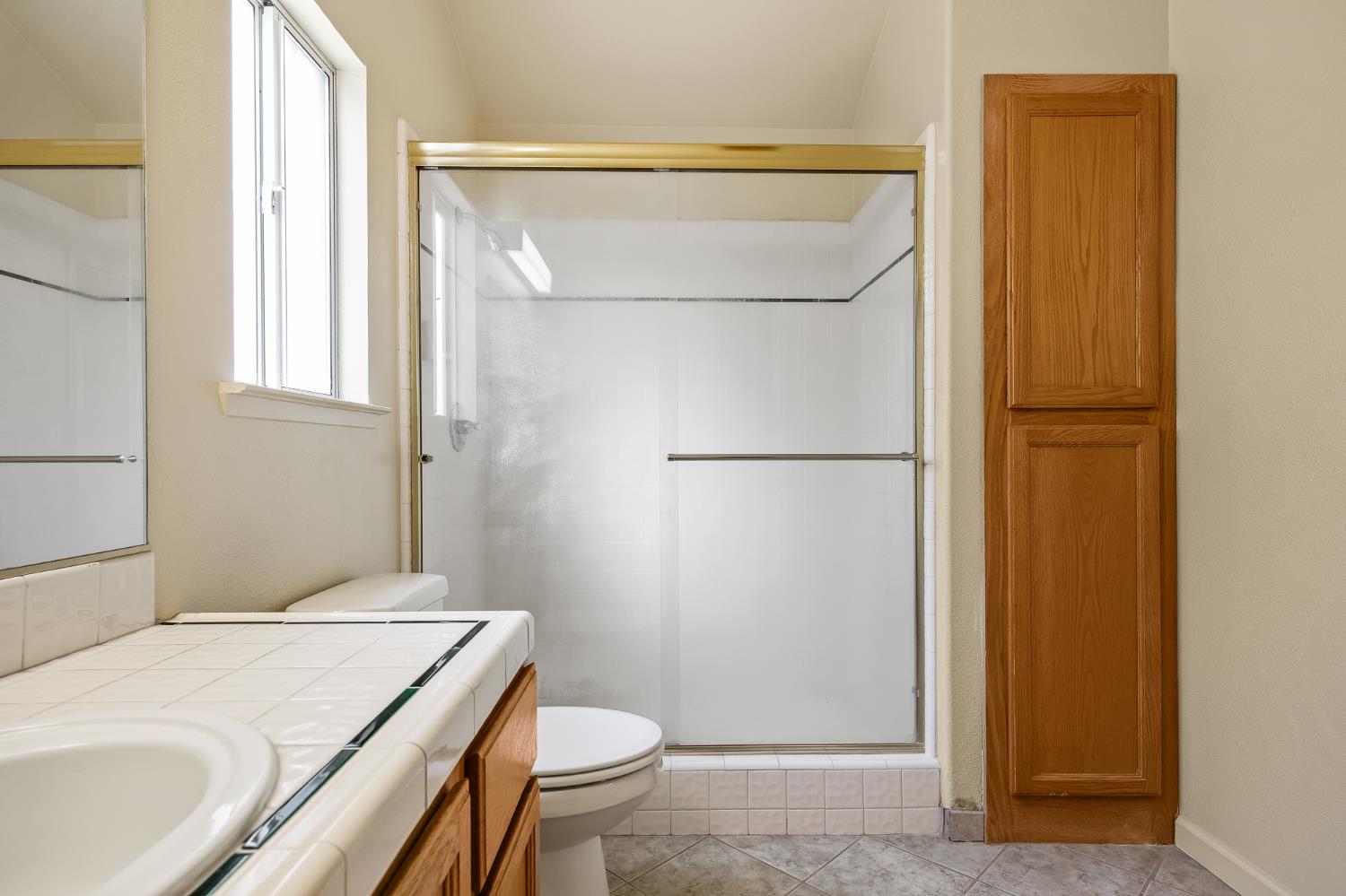 988 Ramona Ave, Clovis, CA 93612