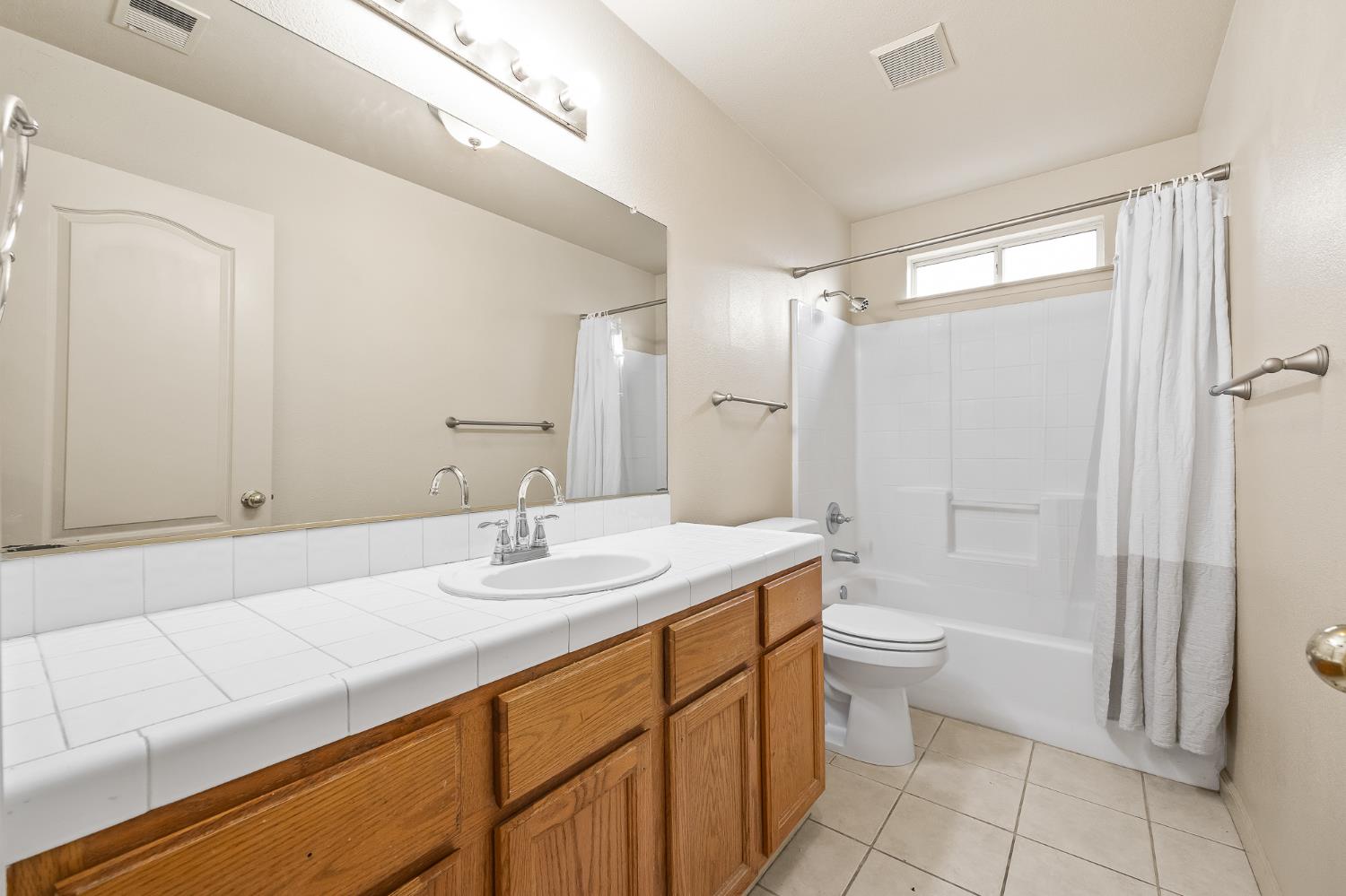 988 Ramona Ave, Clovis, CA 93612