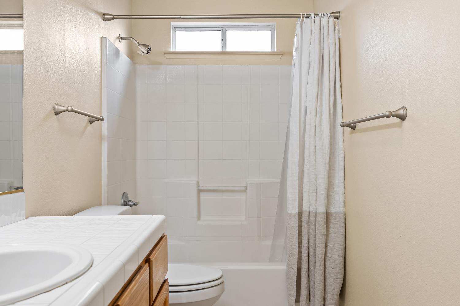 988 Ramona Ave, Clovis, CA 93612