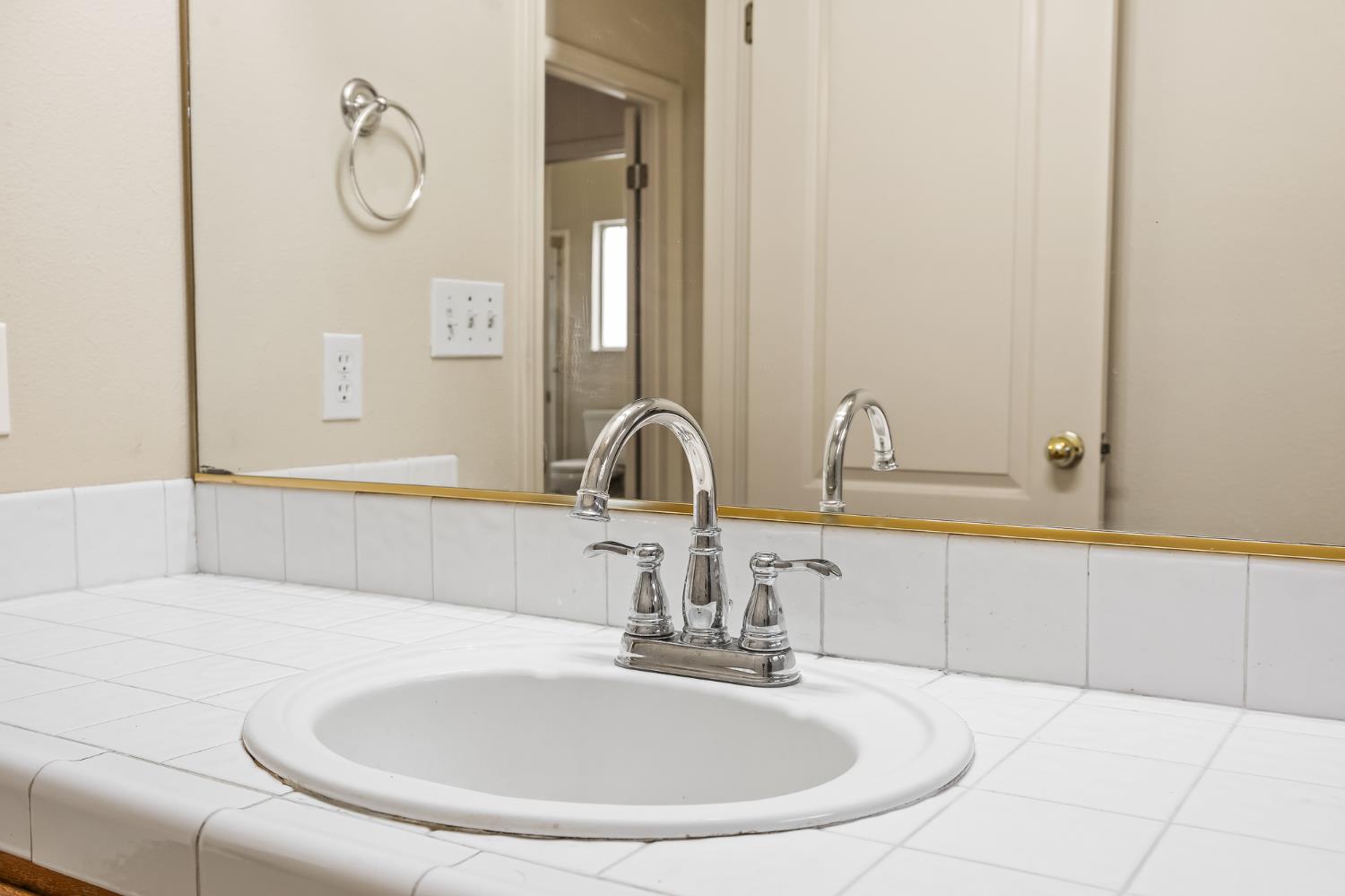 988 Ramona Ave, Clovis, CA 93612