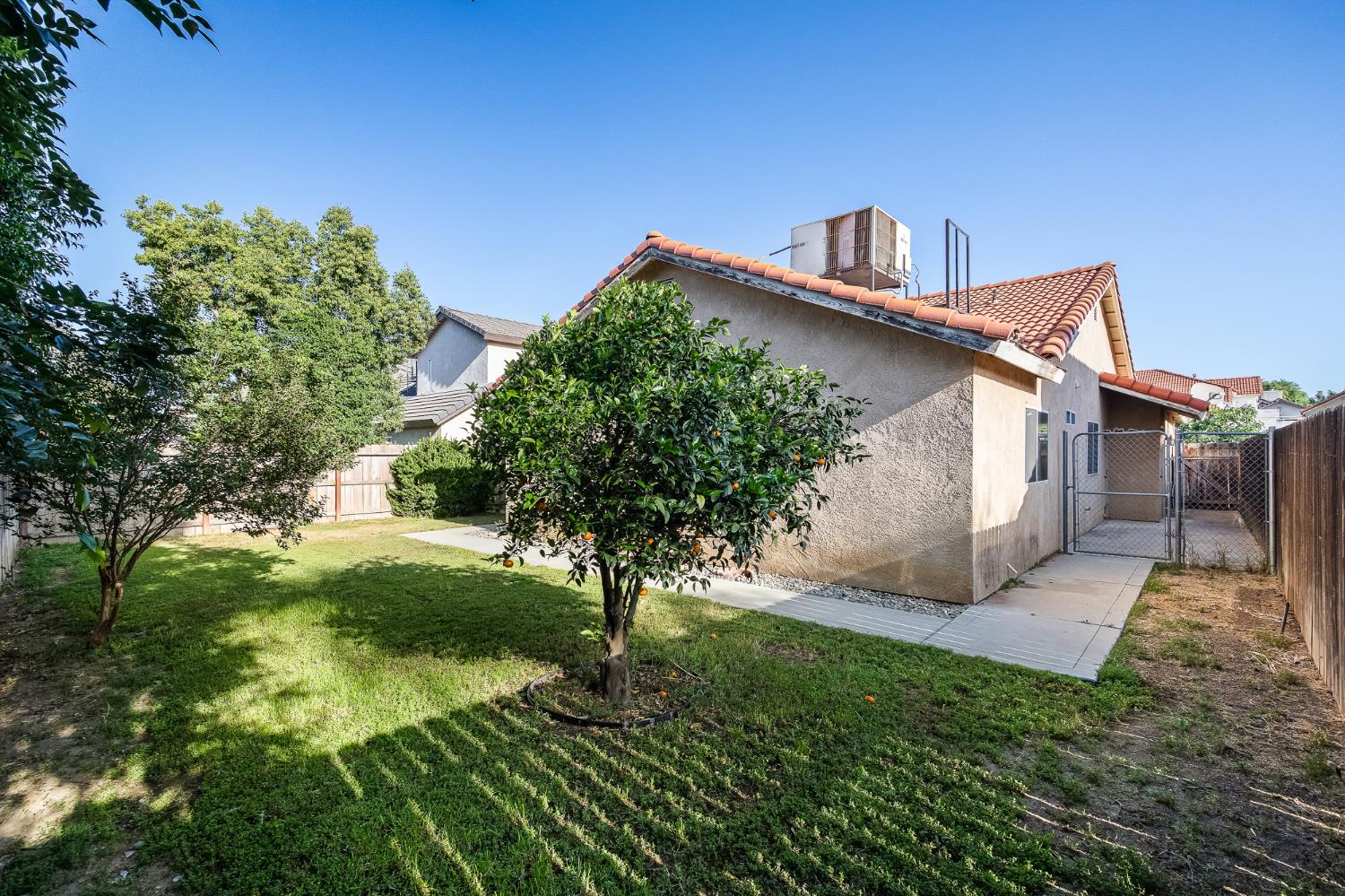 988 Ramona Ave, Clovis, CA 93612