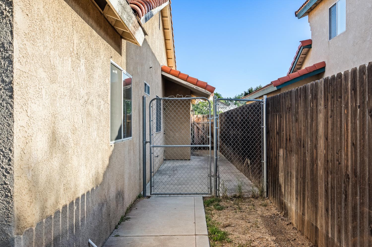 988 Ramona Ave, Clovis, CA 93612