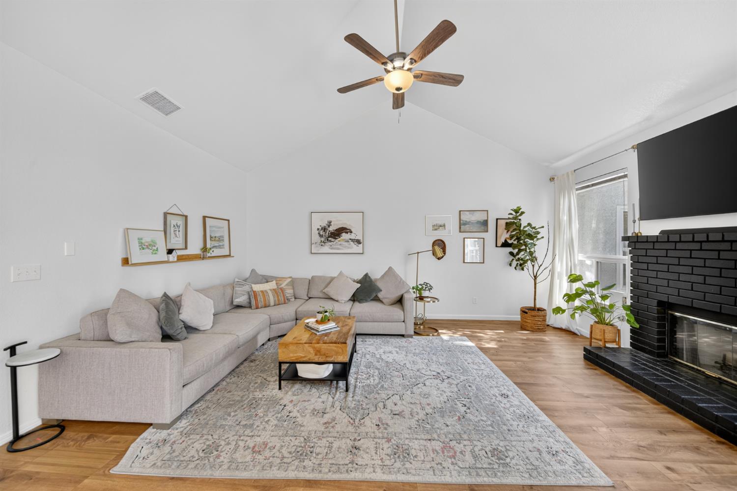 1922 Los Altos Ave, Clovis, CA 93611