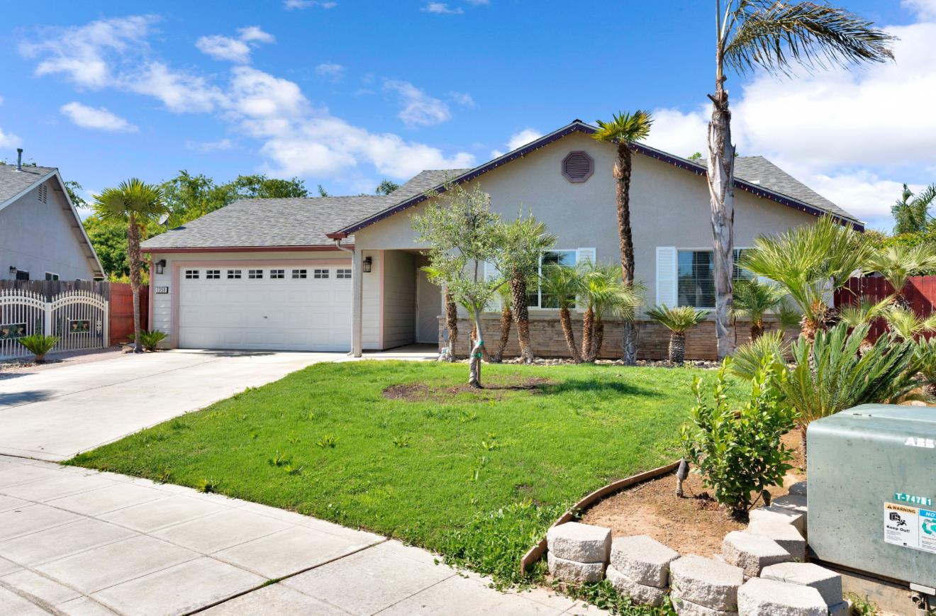 1350 E Jefferson Ct, Reedley, CA 93654