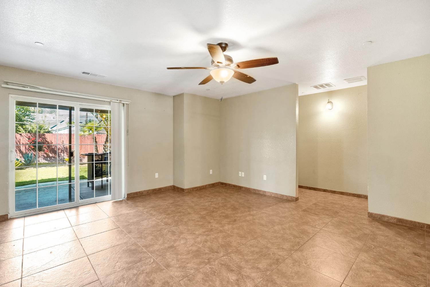 1350 E Jefferson Ct, Reedley, CA 93654