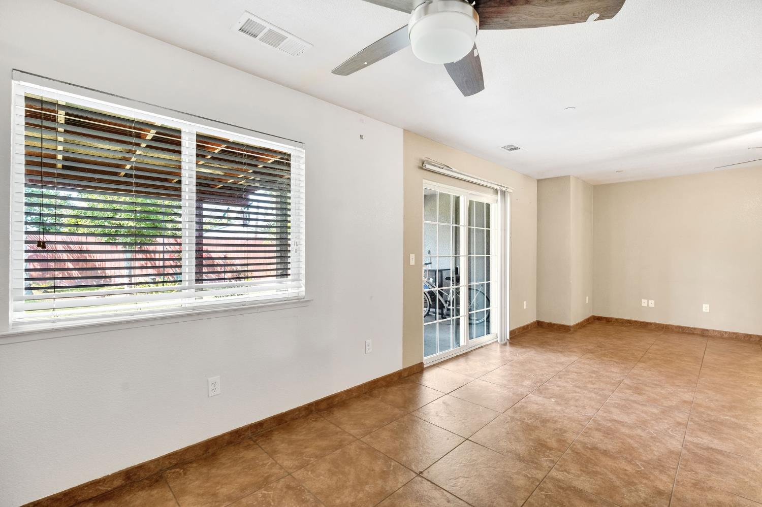 1350 E Jefferson Ct, Reedley, CA 93654