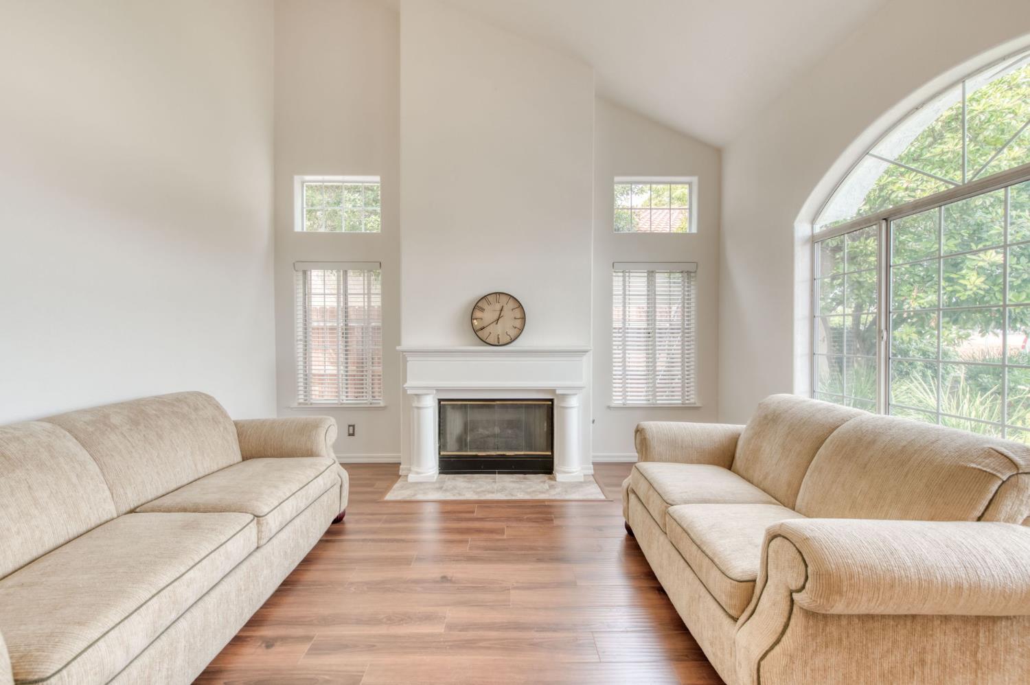 1917 E Serena Ave, Fresno, CA 93720