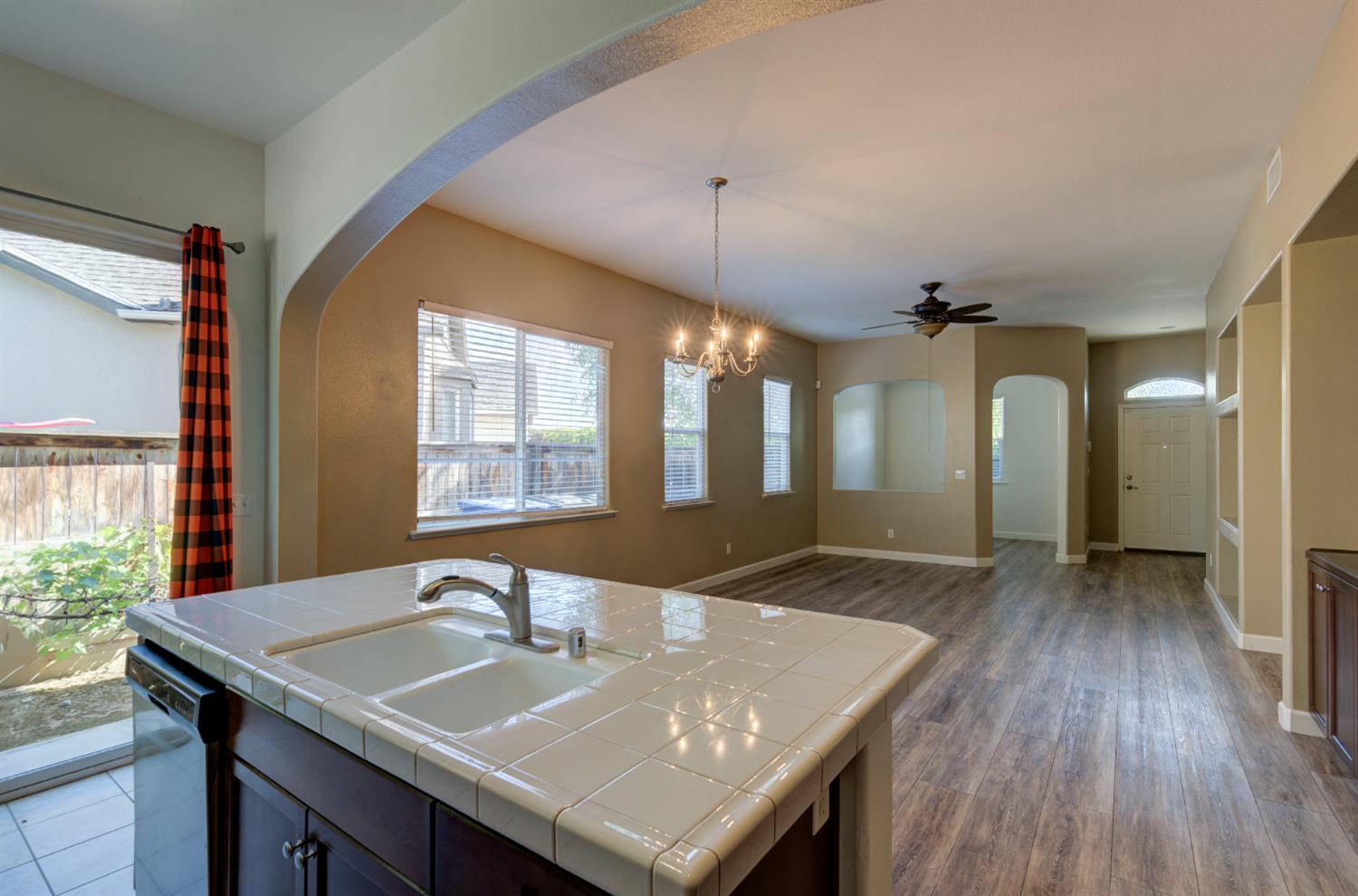 5691 N Crabapple Dr, Fresno, CA 93711