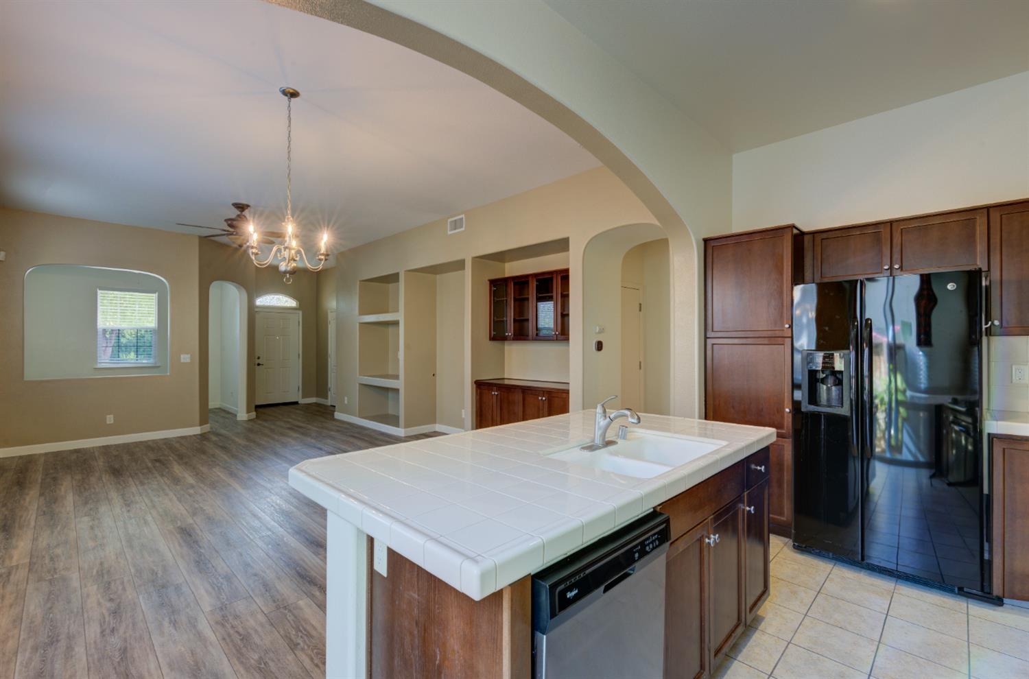 5691 N Crabapple Dr, Fresno, CA 93711